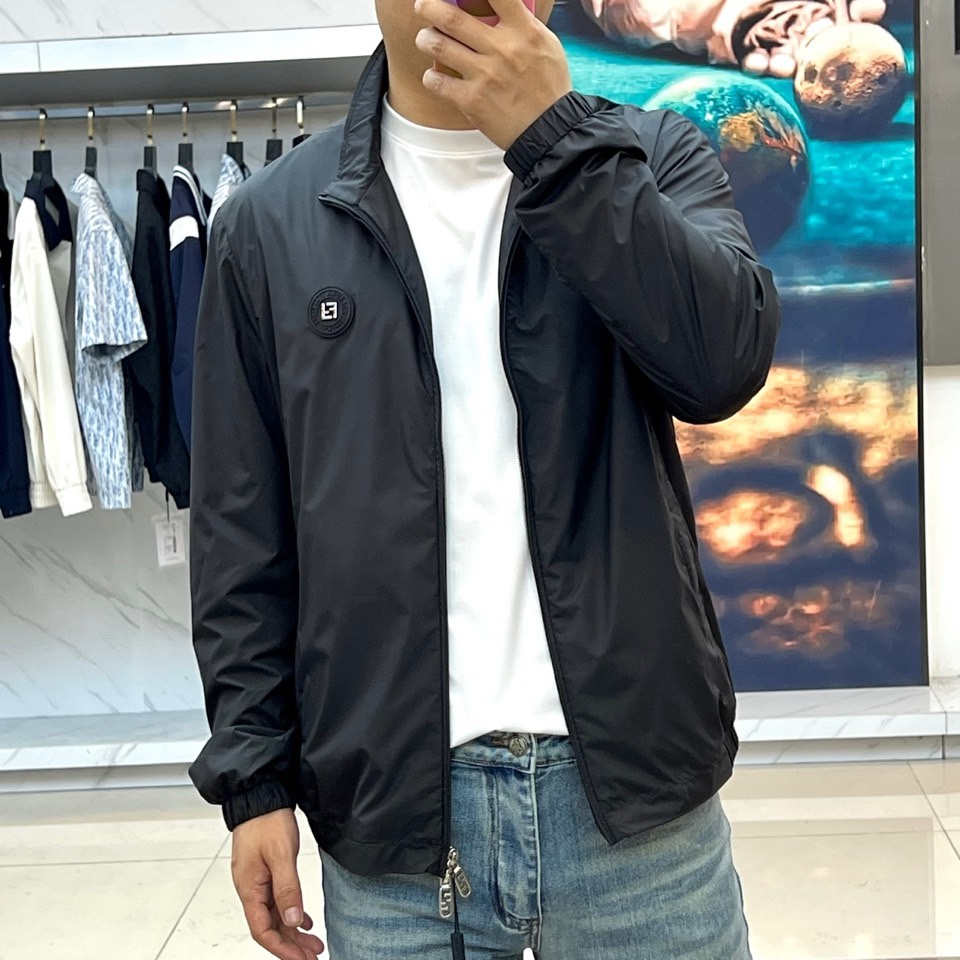 Fend芬迪、2026春夏新品外套，以利落立领与拉链开合设计，诠释现代都市的摩登型格。剪裁精准贴合身形，