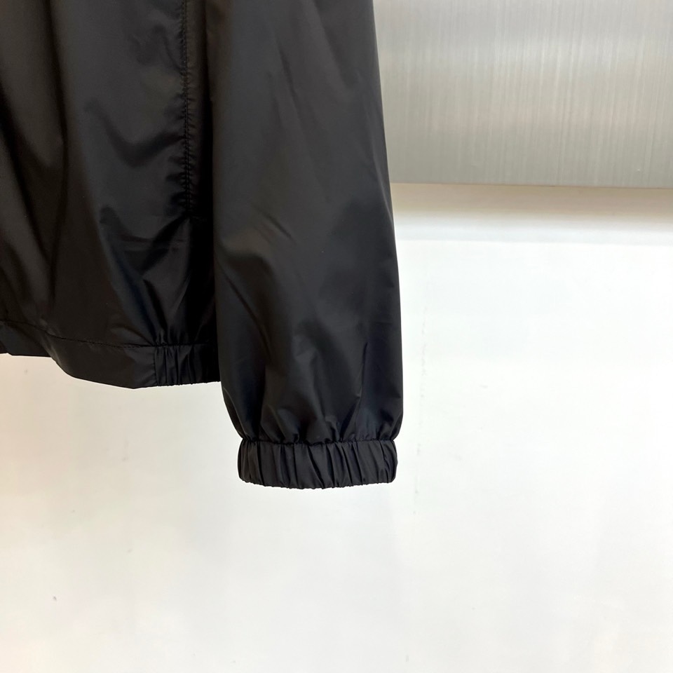 Fend芬迪、2026春夏新品外套，以利落立领与拉链开合设计，诠释现代都市的摩登型格。剪裁精准贴合身形，