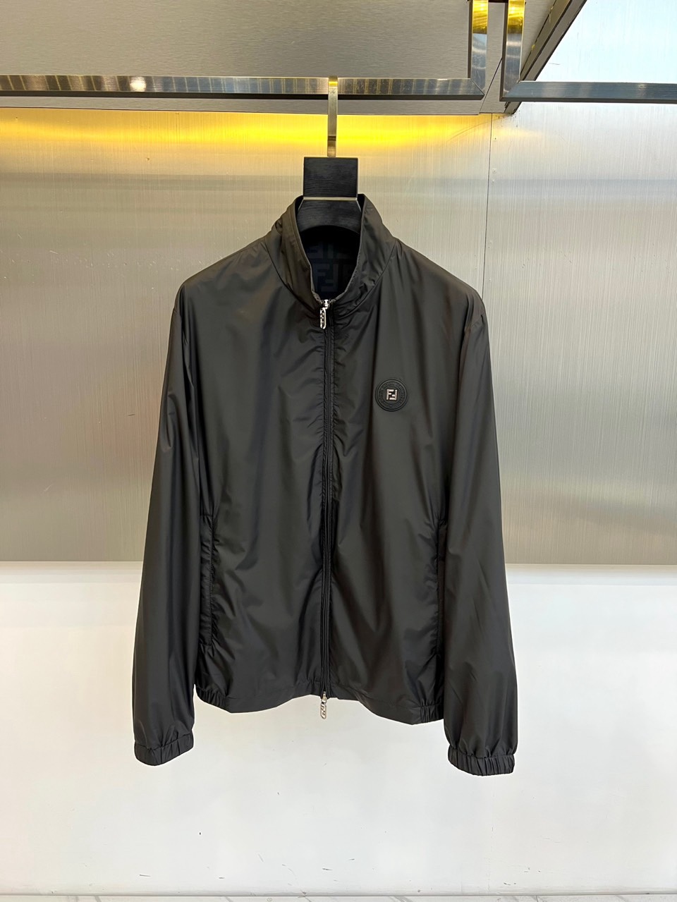 Fend芬迪、2026春夏新品外套，以利落立领与拉链开合设计，诠释现代都市的摩登型格。剪裁精准贴合身形，