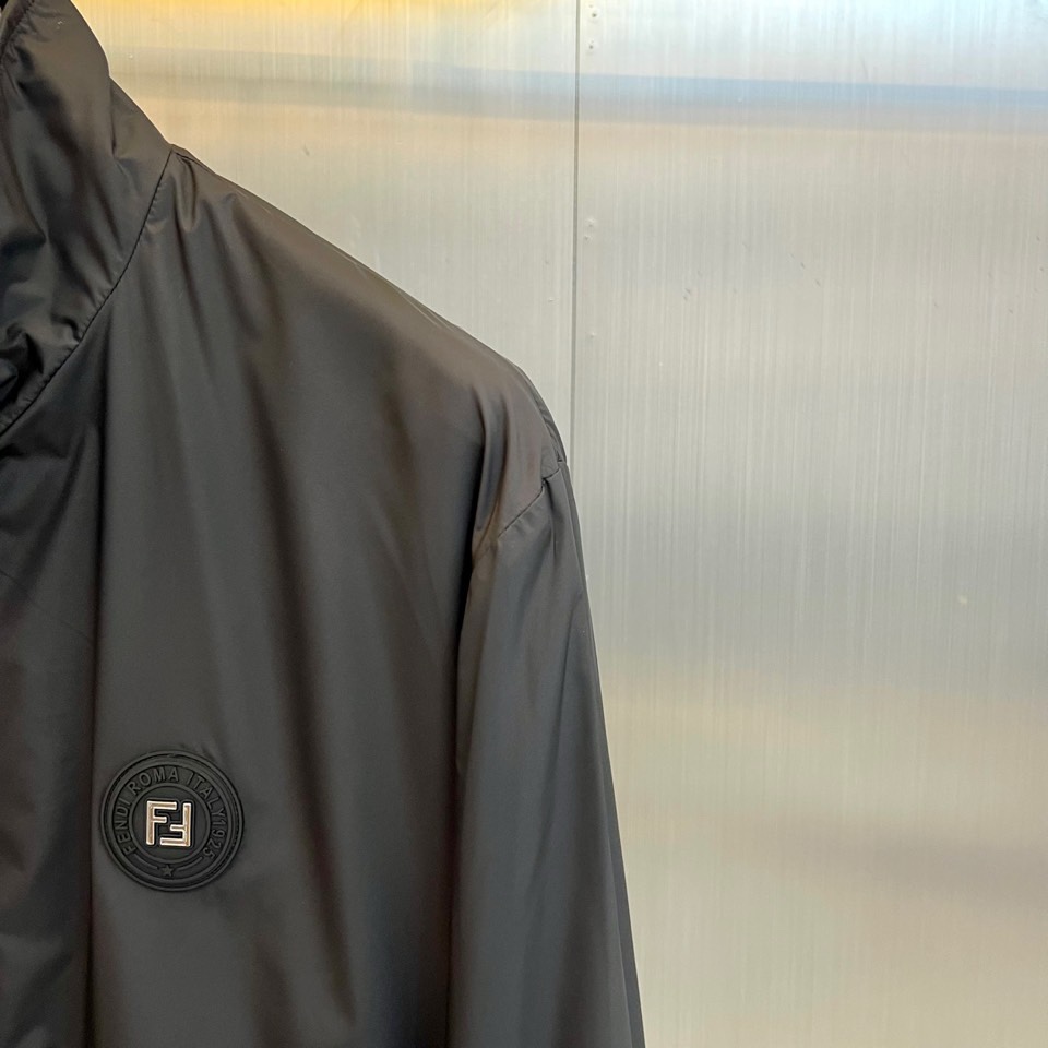 Fend芬迪、2026春夏新品外套，以利落立领与拉链开合设计，诠释现代都市的摩登型格。剪裁精准贴合身形，