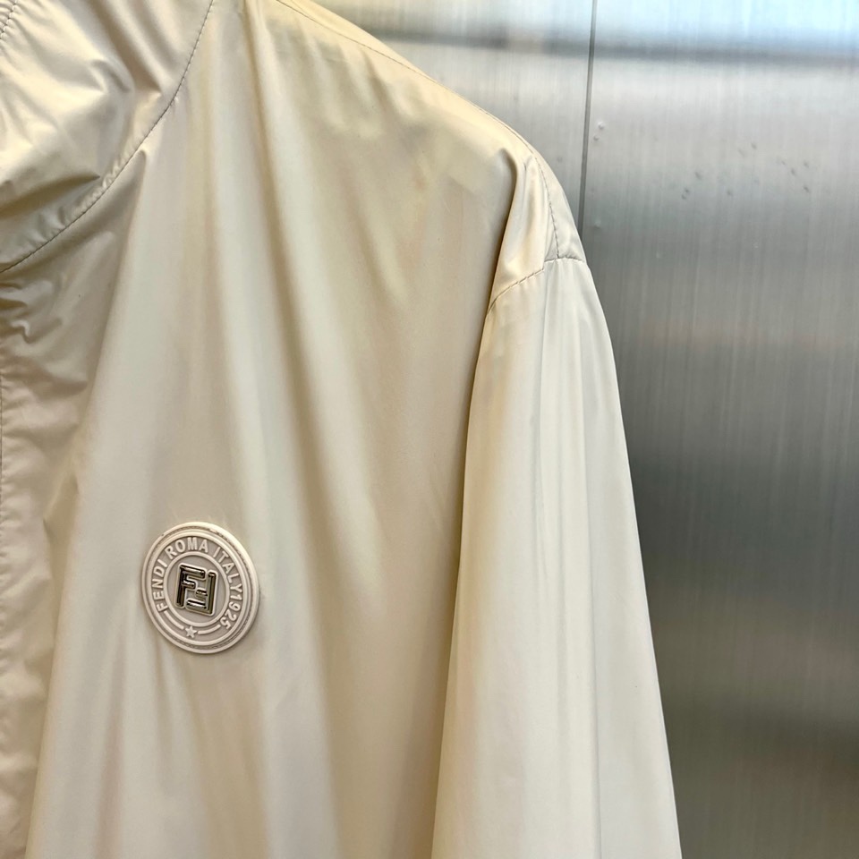 Fend芬迪、2026春夏新品外套，以利落立领与拉链开合设计，诠释现代都市的摩登型格。剪裁精准贴合身形，