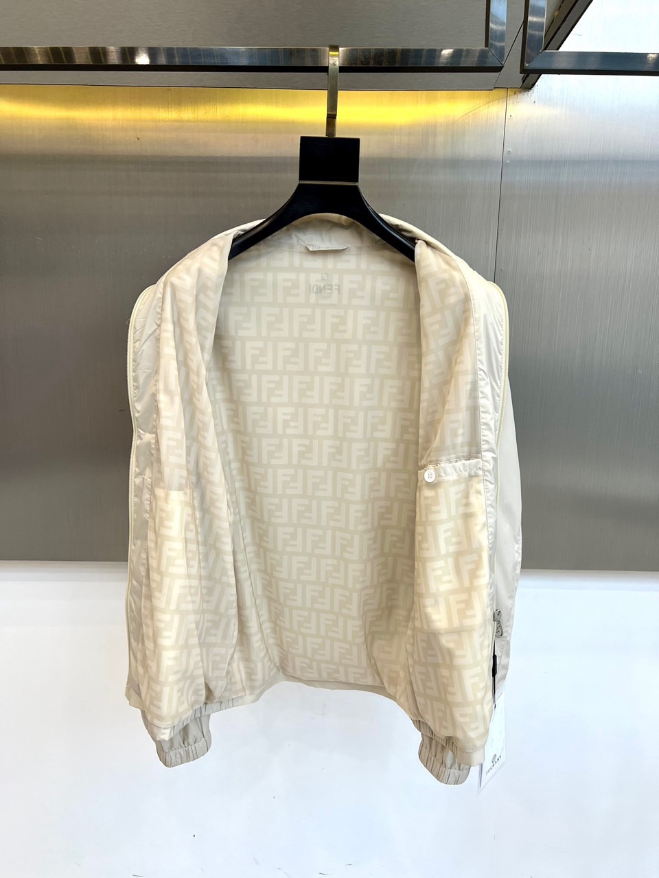 Fend芬迪、2026春夏新品外套，以利落立领与拉链开合设计，诠释现代都市的摩登型格。剪裁精准贴合身形，