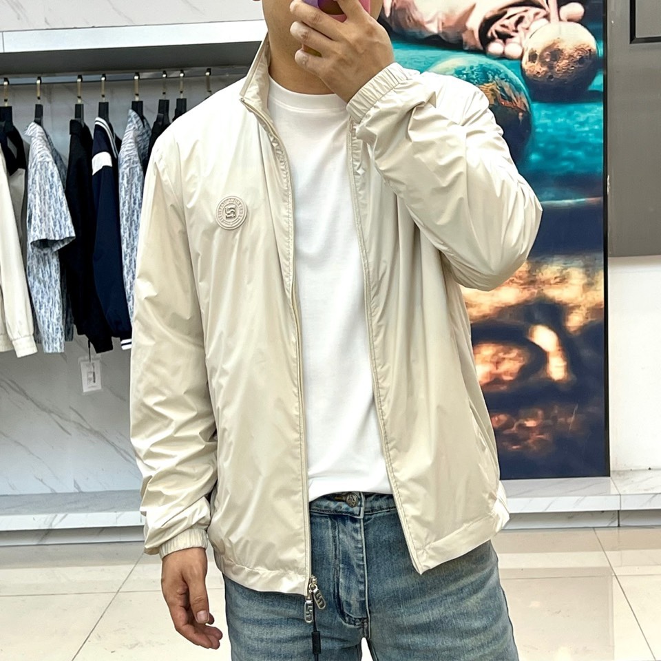 Fend芬迪、2026春夏新品外套，以利落立领与拉链开合设计，诠释现代都市的摩登型格。剪裁精准贴合身形，