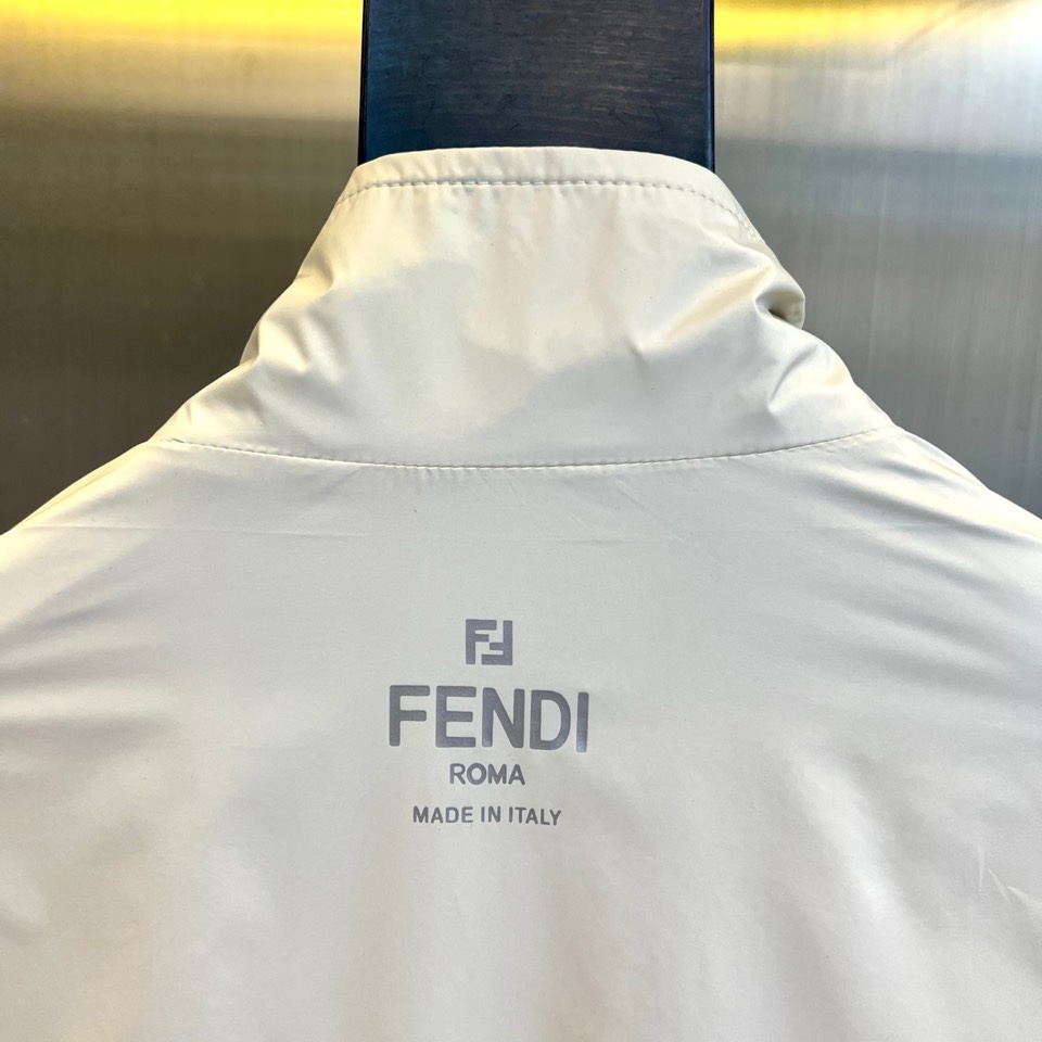 Fend芬迪、2026春夏新品外套，以利落立领与拉链开合设计，诠释现代都市的摩登型格。剪裁精准贴合身形，