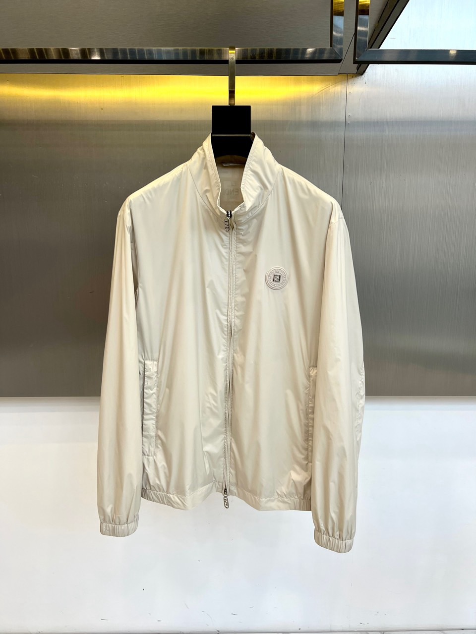 Fend芬迪、2026春夏新品外套，以利落立领与拉链开合设计，诠释现代都市的摩登型格。剪裁精准贴合身形，