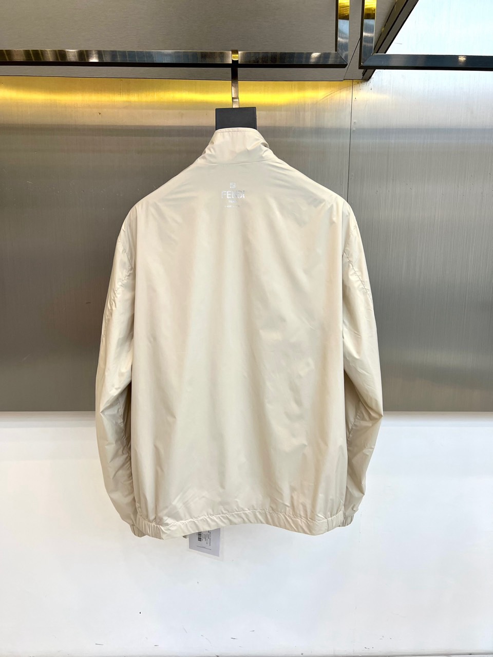 Fend芬迪、2026春夏新品外套，以利落立领与拉链开合设计，诠释现代都市的摩登型格。剪裁精准贴合身形，