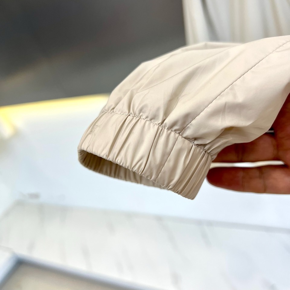 Fend芬迪、2026春夏新品外套，以利落立领与拉链开合设计，诠释现代都市的摩登型格。剪裁精准贴合身形，