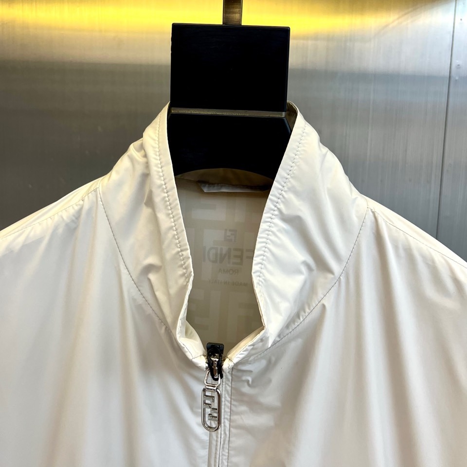 Fend芬迪、2026春夏新品外套，以利落立领与拉链开合设计，诠释现代都市的摩登型格。剪裁精准贴合身形，