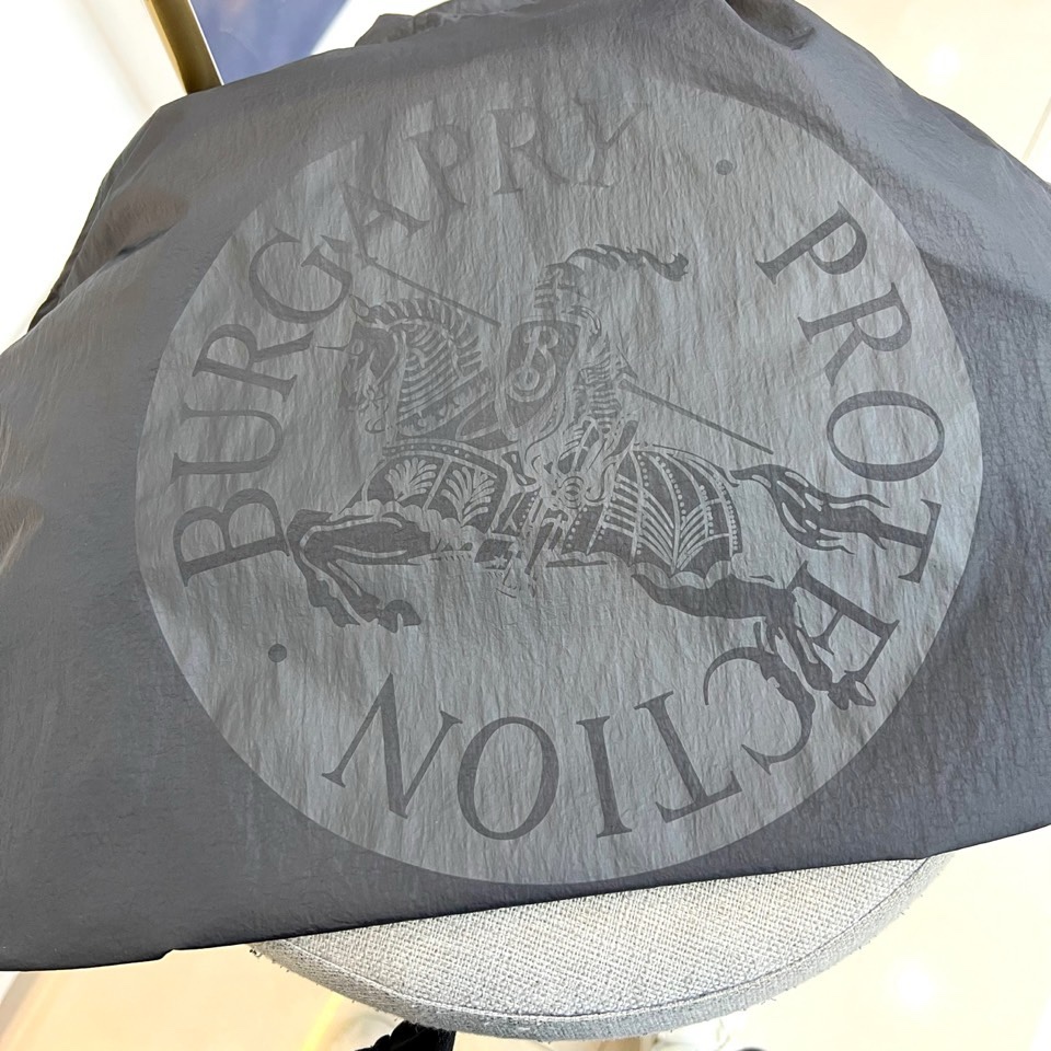 Bur巴宝莉、2026春夏新品夹克，以经典衬衫式翻领与整齐纽扣门襟，诠释隽永的都市休闲风格。其核心设计在