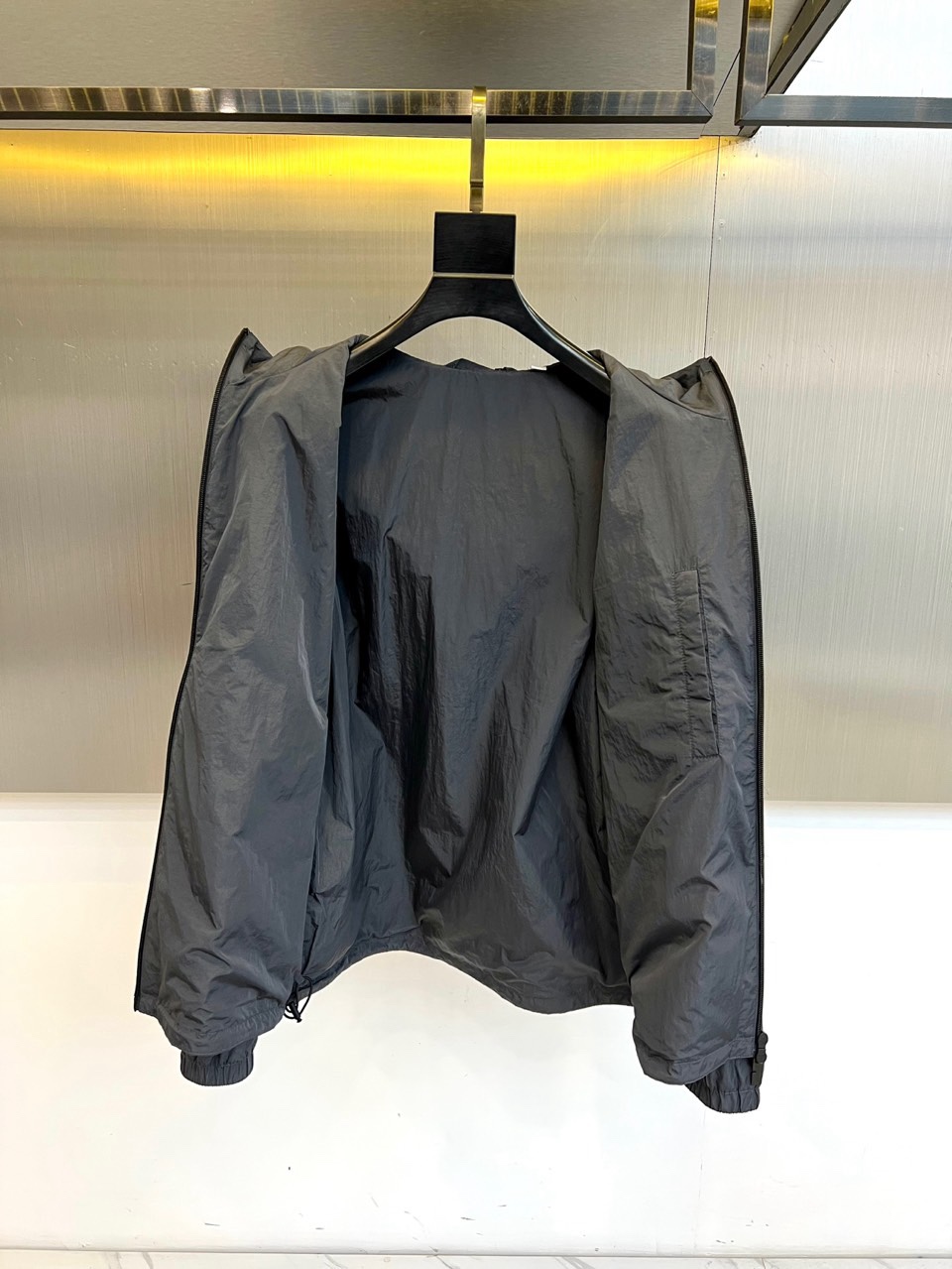 Bur巴宝莉、2026春夏新品夹克，以经典衬衫式翻领与整齐纽扣门襟，诠释隽永的都市休闲风格。其核心设计在