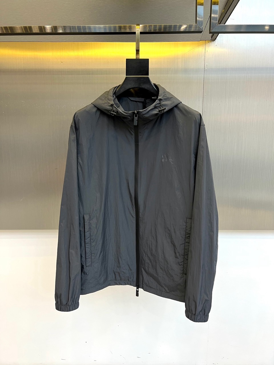 Bur巴宝莉、2026春夏新品夹克，以经典衬衫式翻领与整齐纽扣门襟，诠释隽永的都市休闲风格。其核心设计在