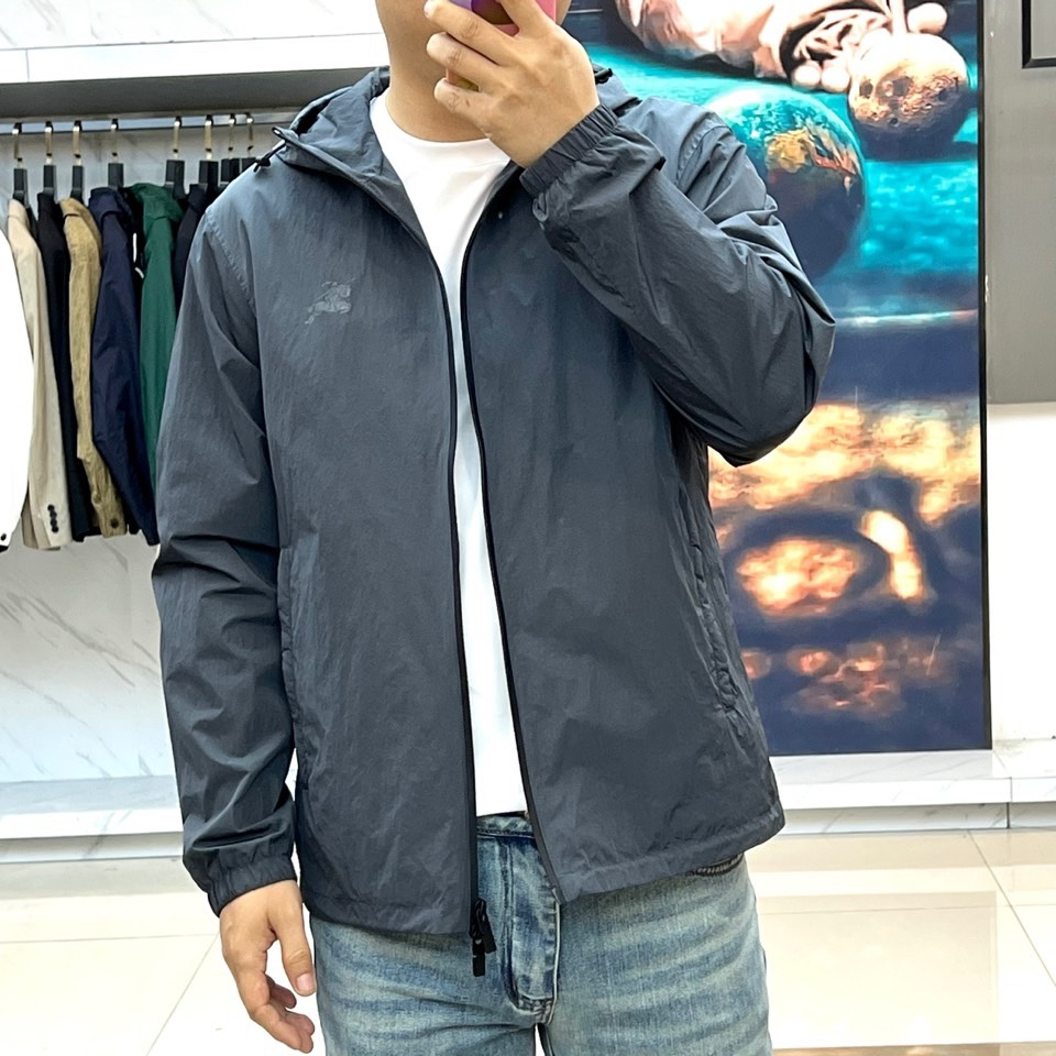 Bur巴宝莉、2026春夏新品夹克，以经典衬衫式翻领与整齐纽扣门襟，诠释隽永的都市休闲风格。其核心设计在