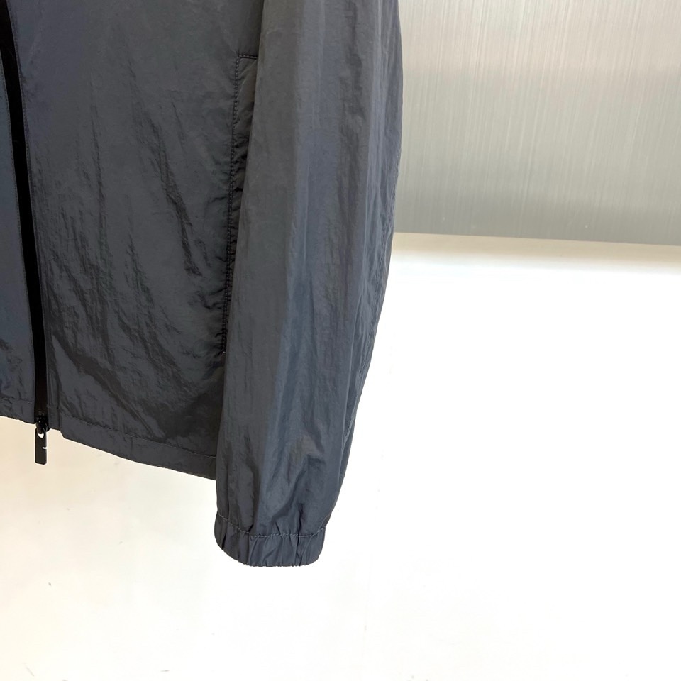 Bur巴宝莉、2026春夏新品夹克，以经典衬衫式翻领与整齐纽扣门襟，诠释隽永的都市休闲风格。其核心设计在