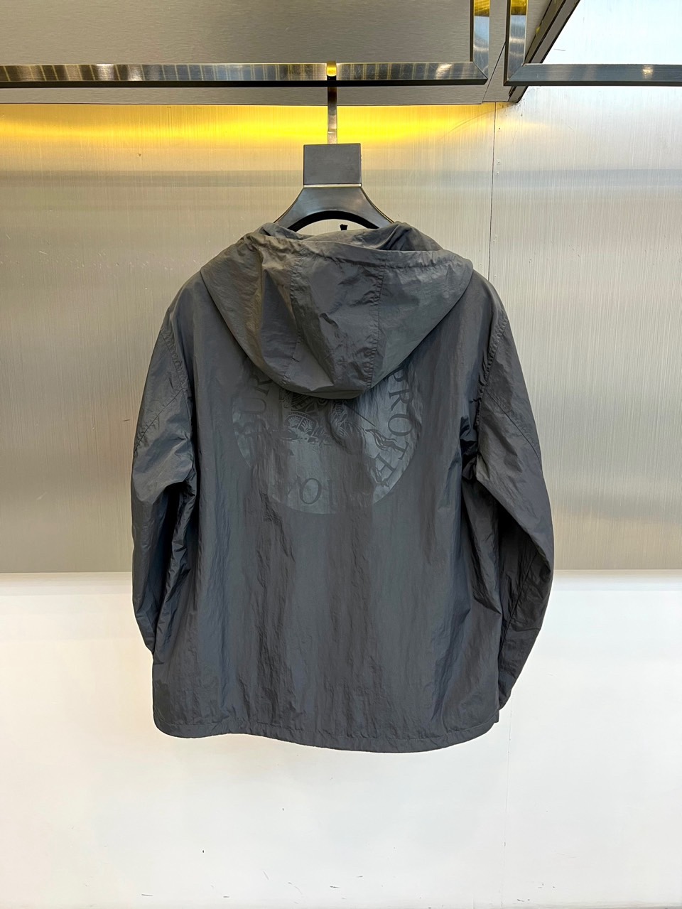 Bur巴宝莉、2026春夏新品夹克，以经典衬衫式翻领与整齐纽扣门襟，诠释隽永的都市休闲风格。其核心设计在