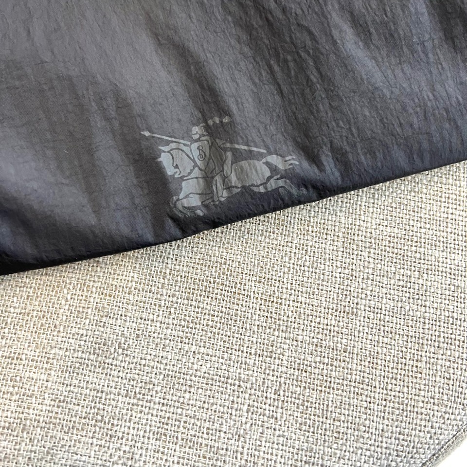 Bur巴宝莉、2026春夏新品夹克，以经典衬衫式翻领与整齐纽扣门襟，诠释隽永的都市休闲风格。其核心设计在