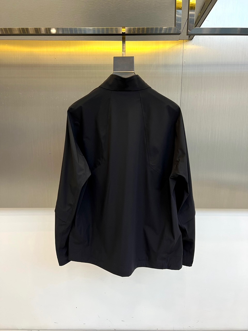 DESCENTE迪桑特、2026春夏新品夹克，以极简廓形重塑都市通勤美学。立领设计利落挺括，全拉链开合便