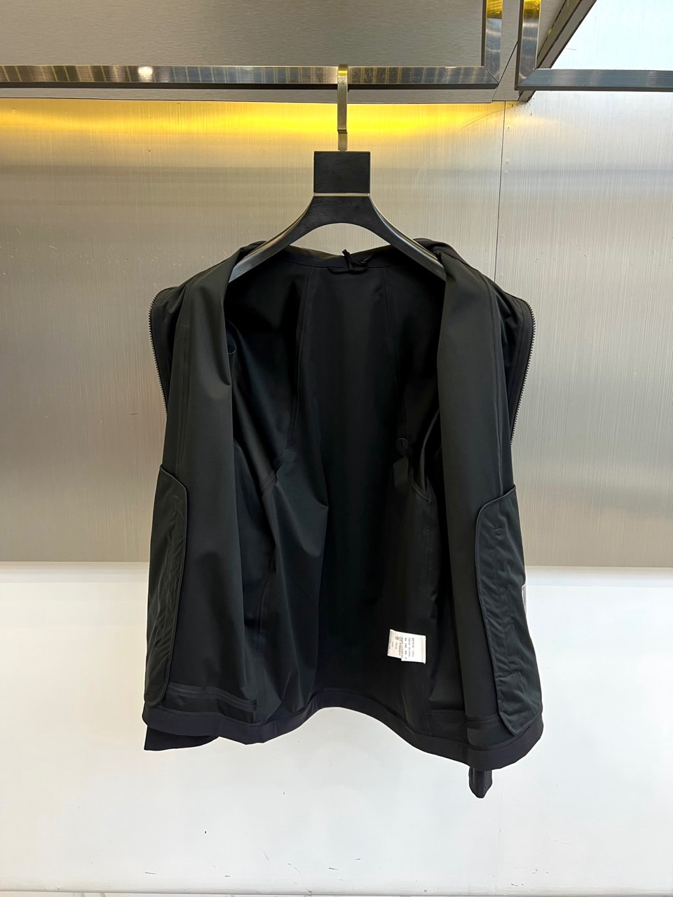 DESCENTE迪桑特、2026春夏新品夹克，以极简廓形重塑都市通勤美学。立领设计利落挺括，全拉链开合便