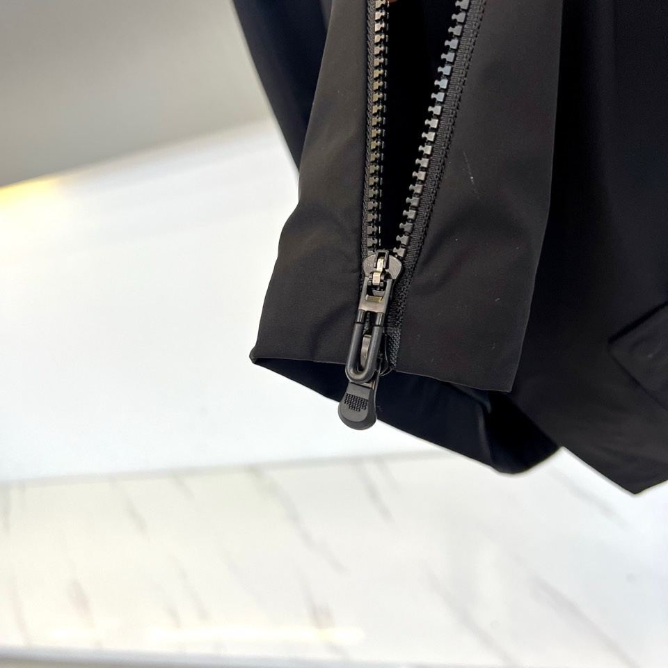 DESCENTE迪桑特、2026春夏新品夹克，以极简廓形重塑都市通勤美学。立领设计利落挺括，全拉链开合便