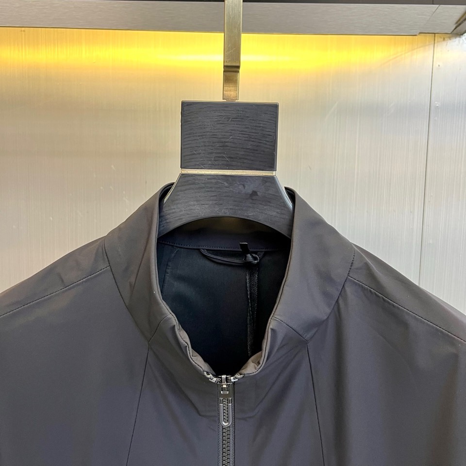 DESCENTE迪桑特、2026春夏新品夹克，以极简廓形重塑都市通勤美学。立领设计利落挺括，全拉链开合便