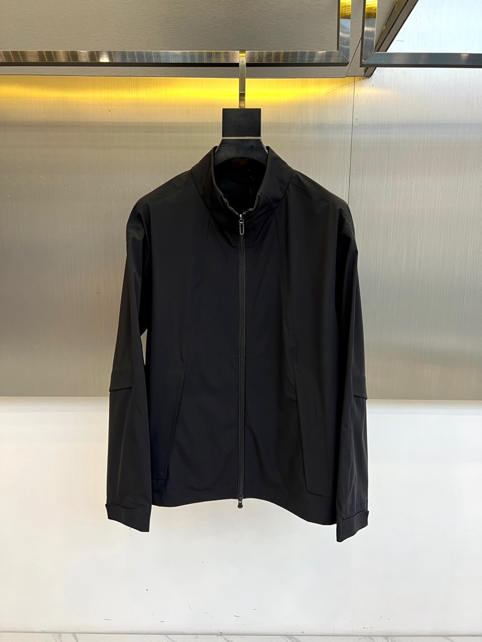 DESCENTE迪桑特、2026春夏新品夹克，以极简廓形重塑都市通勤美学。立领设计利落挺括，全拉链开合便