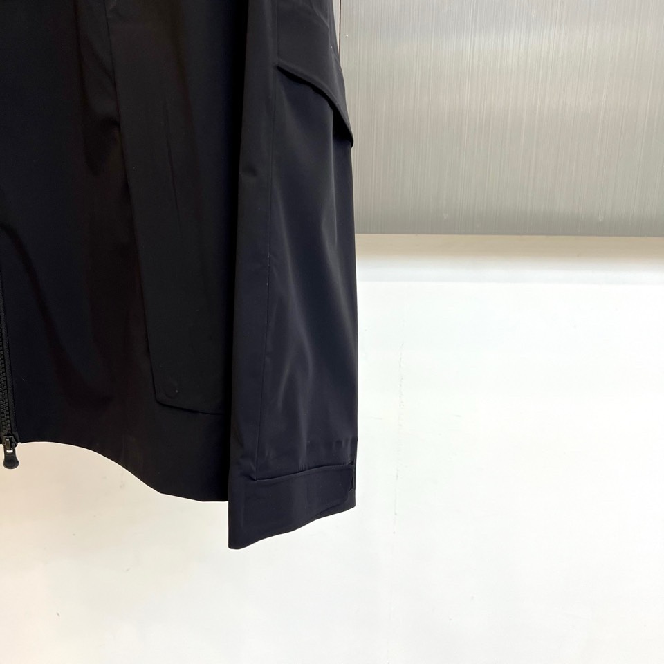 DESCENTE迪桑特、2026春夏新品夹克，以极简廓形重塑都市通勤美学。立领设计利落挺括，全拉链开合便