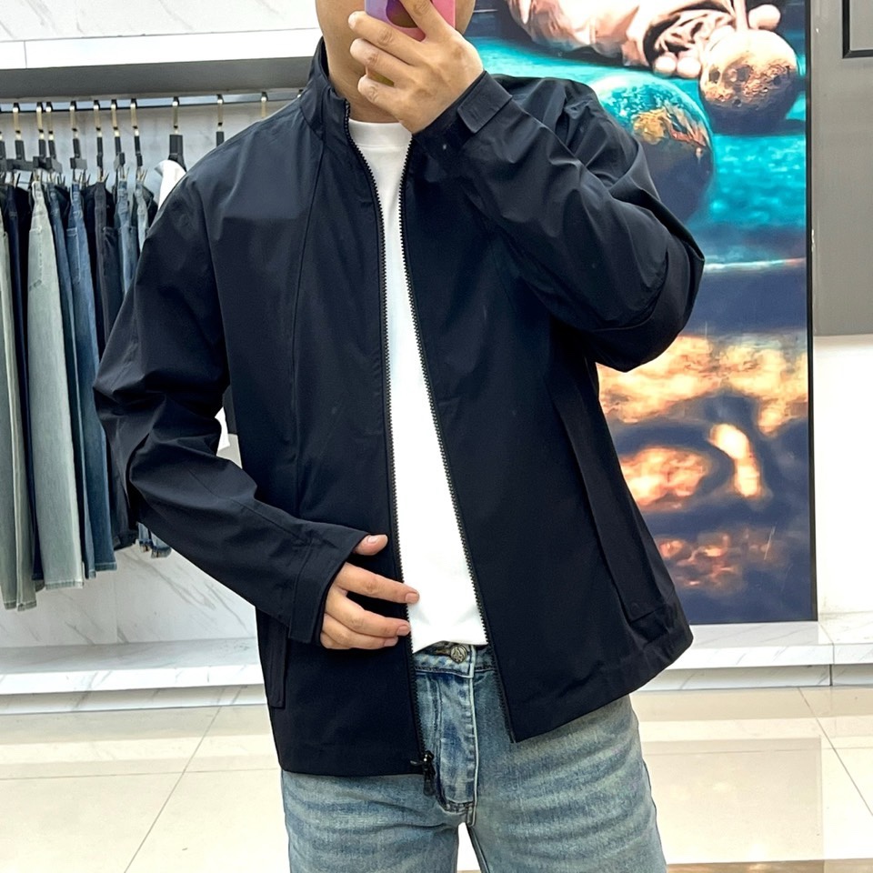 DESCENTE迪桑特、2026春夏新品夹克，以极简廓形重塑都市通勤美学。立领设计利落挺括，全拉链开合便