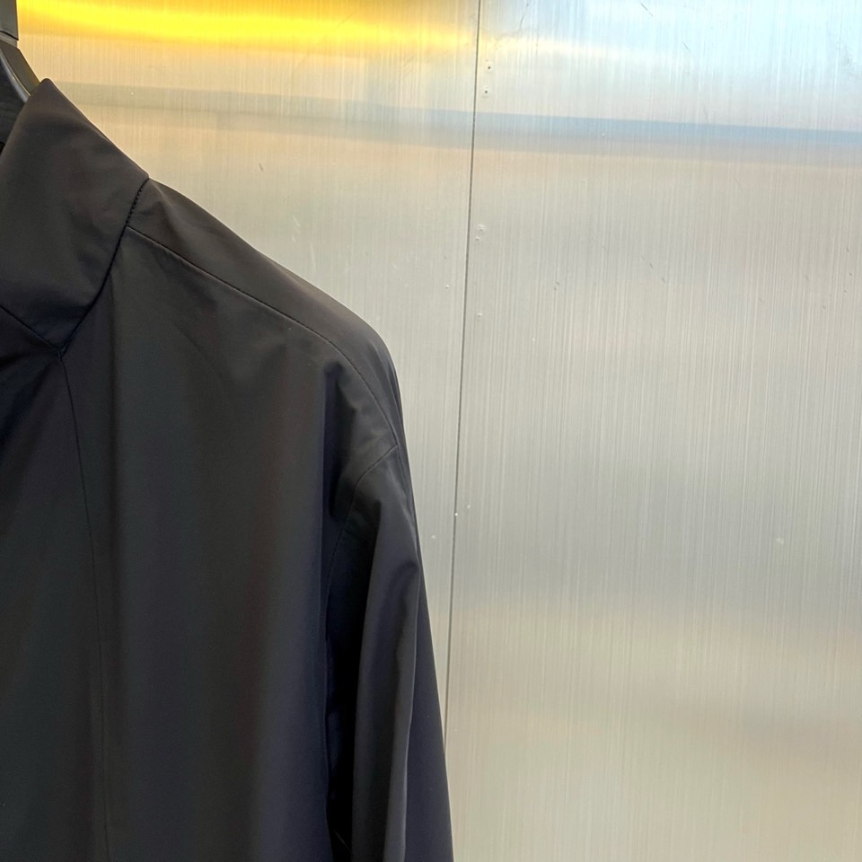 DESCENTE迪桑特、2026春夏新品夹克，以极简廓形重塑都市通勤美学。立领设计利落挺括，全拉链开合便