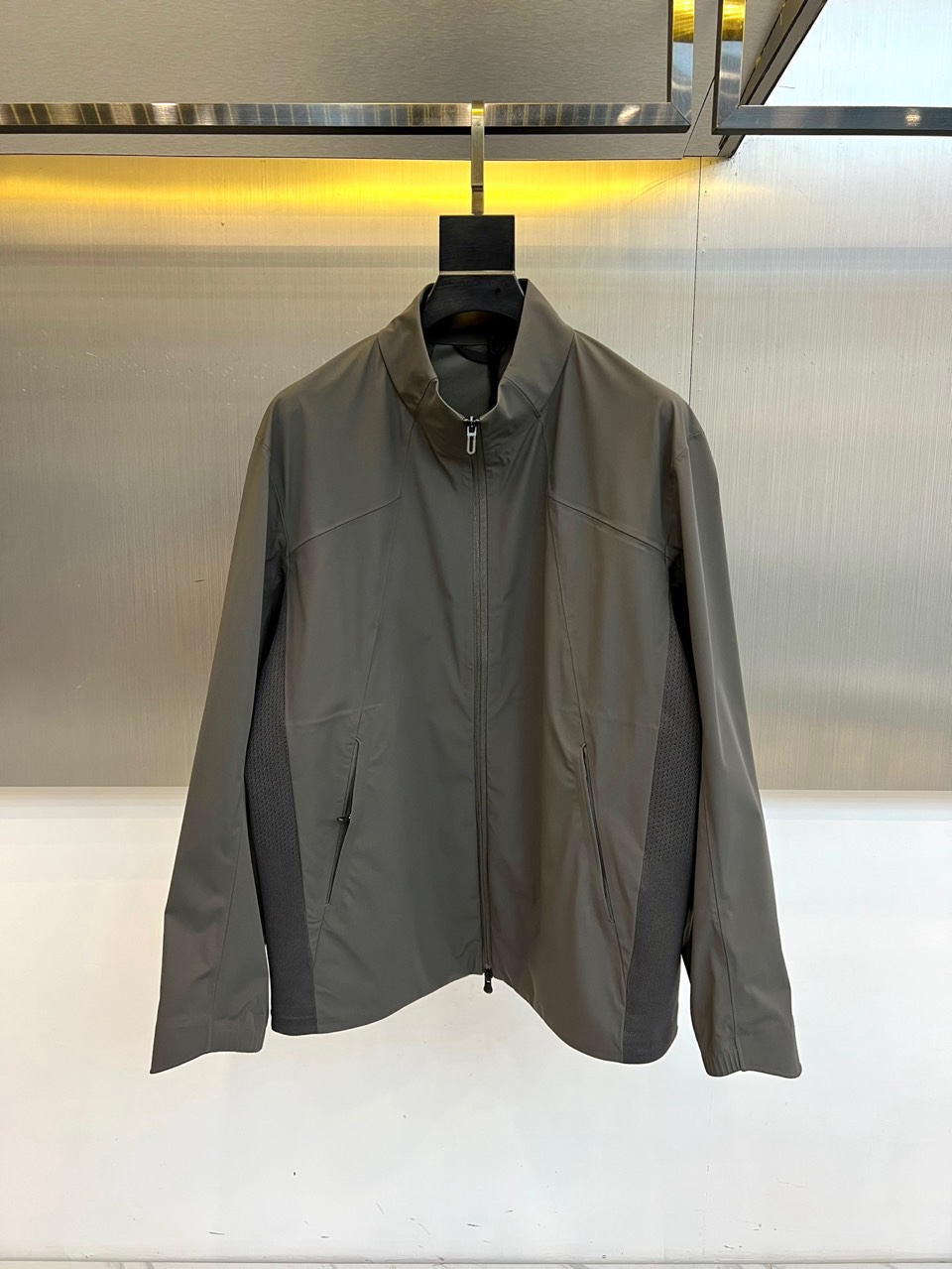 DESCENTE迪桑特、2026春夏新品夹克，款型尽显高级质感。立领设计利落干练，拉链闭合简约大气，两侧