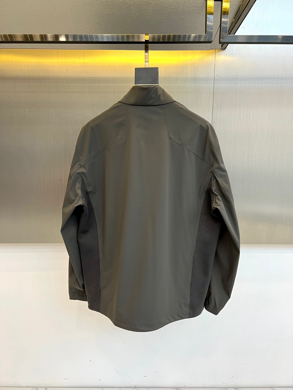 DESCENTE迪桑特、2026春夏新品夹克，款型尽显高级质感。立领设计利落干练，拉链闭合简约大气，两侧
