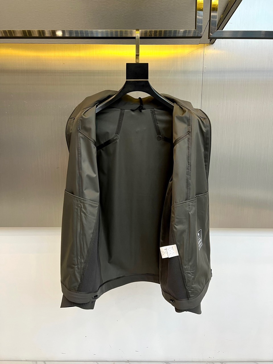 DESCENTE迪桑特、2026春夏新品夹克，款型尽显高级质感。立领设计利落干练，拉链闭合简约大气，两侧