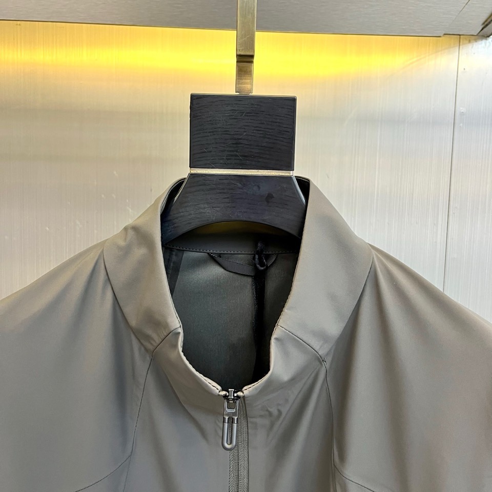 DESCENTE迪桑特、2026春夏新品夹克，款型尽显高级质感。立领设计利落干练，拉链闭合简约大气，两侧