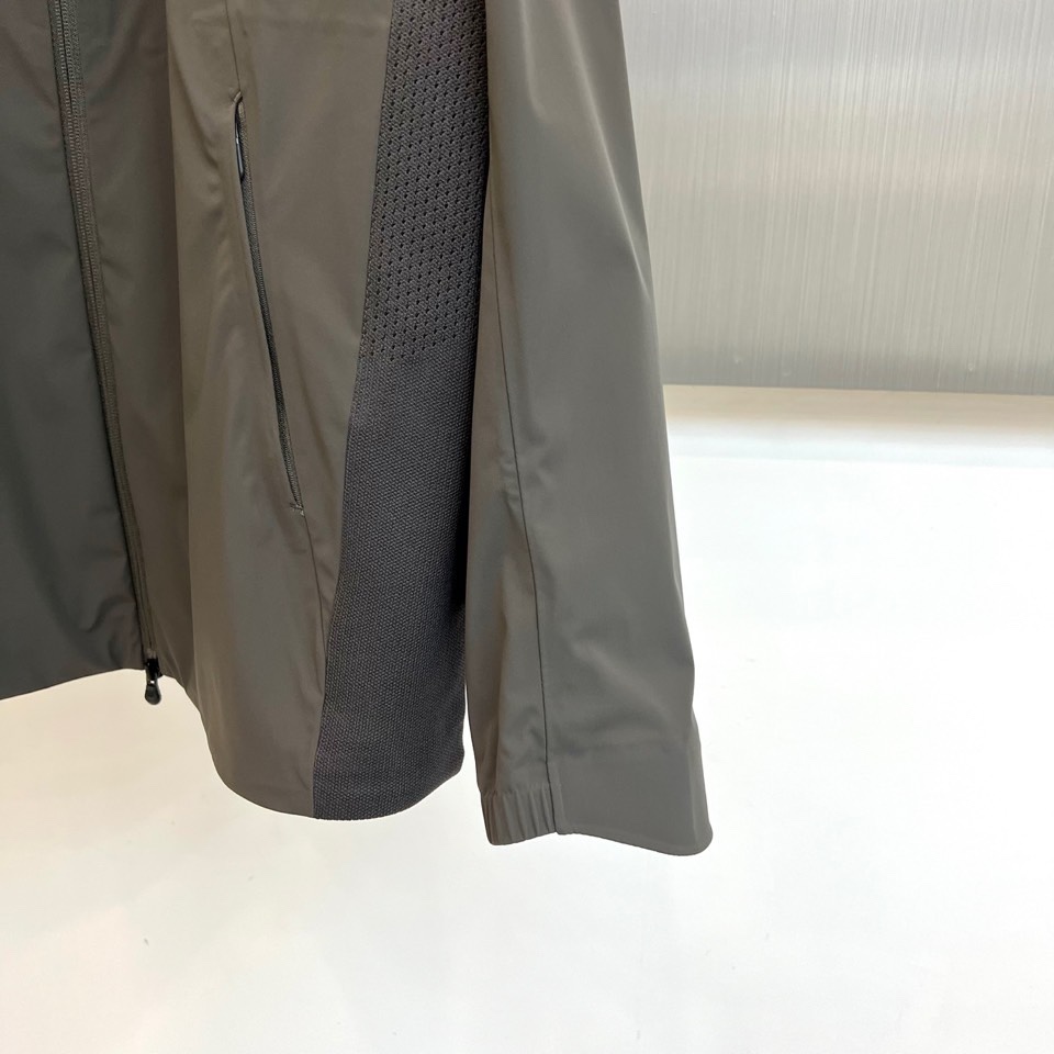 DESCENTE迪桑特、2026春夏新品夹克，款型尽显高级质感。立领设计利落干练，拉链闭合简约大气，两侧