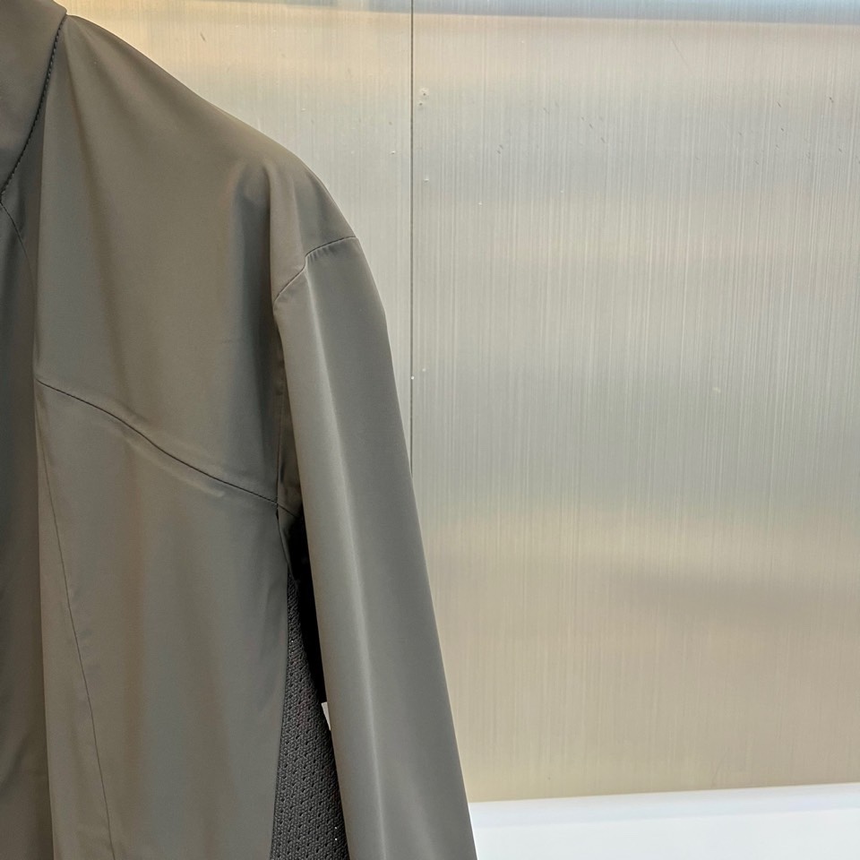 DESCENTE迪桑特、2026春夏新品夹克，款型尽显高级质感。立领设计利落干练，拉链闭合简约大气，两侧