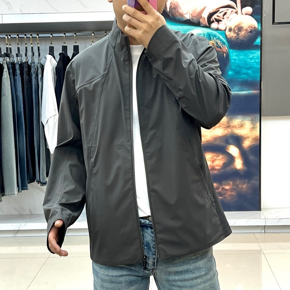 DESCENTE迪桑特、2026春夏新品夹克，款型尽显高级质感。立领设计利落干练，拉链闭合简约大气，两侧