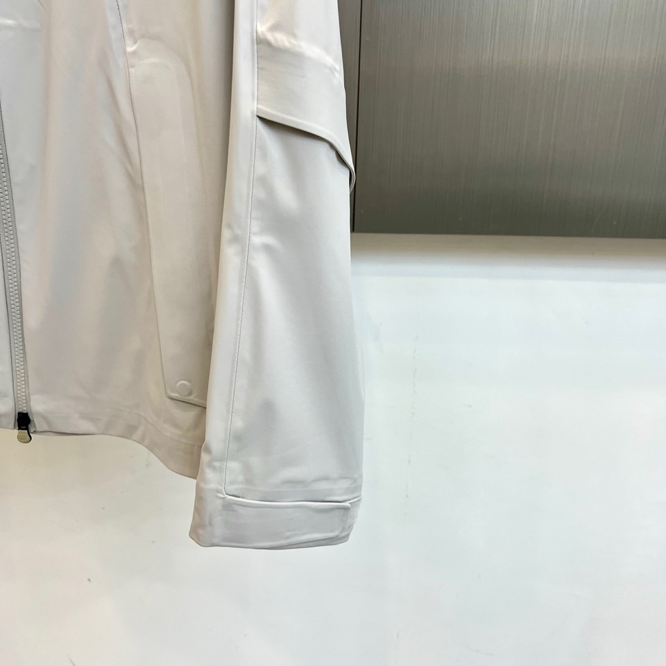 DESCENTE迪桑特、2026春夏新品夹克，以极简廓形重塑都市通勤美学。立领设计利落挺括，全拉链开合便