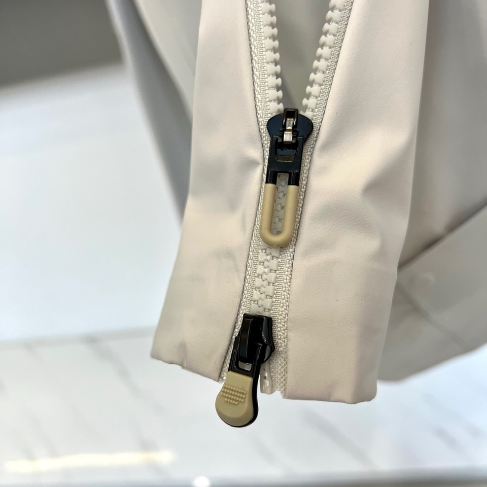 DESCENTE迪桑特、2026春夏新品夹克，以极简廓形重塑都市通勤美学。立领设计利落挺括，全拉链开合便