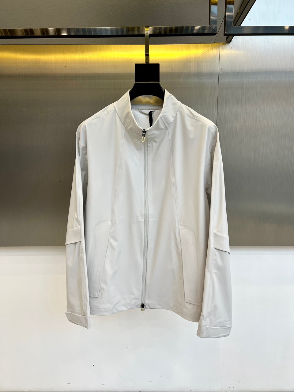 DESCENTE迪桑特、2026春夏新品夹克，以极简廓形重塑都市通勤美学。立领设计利落挺括，全拉链开合便