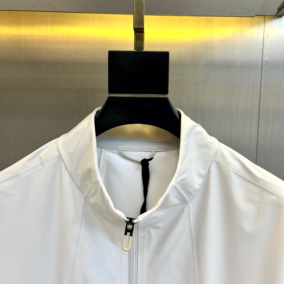 DESCENTE迪桑特、2026春夏新品夹克，以极简廓形重塑都市通勤美学。立领设计利落挺括，全拉链开合便