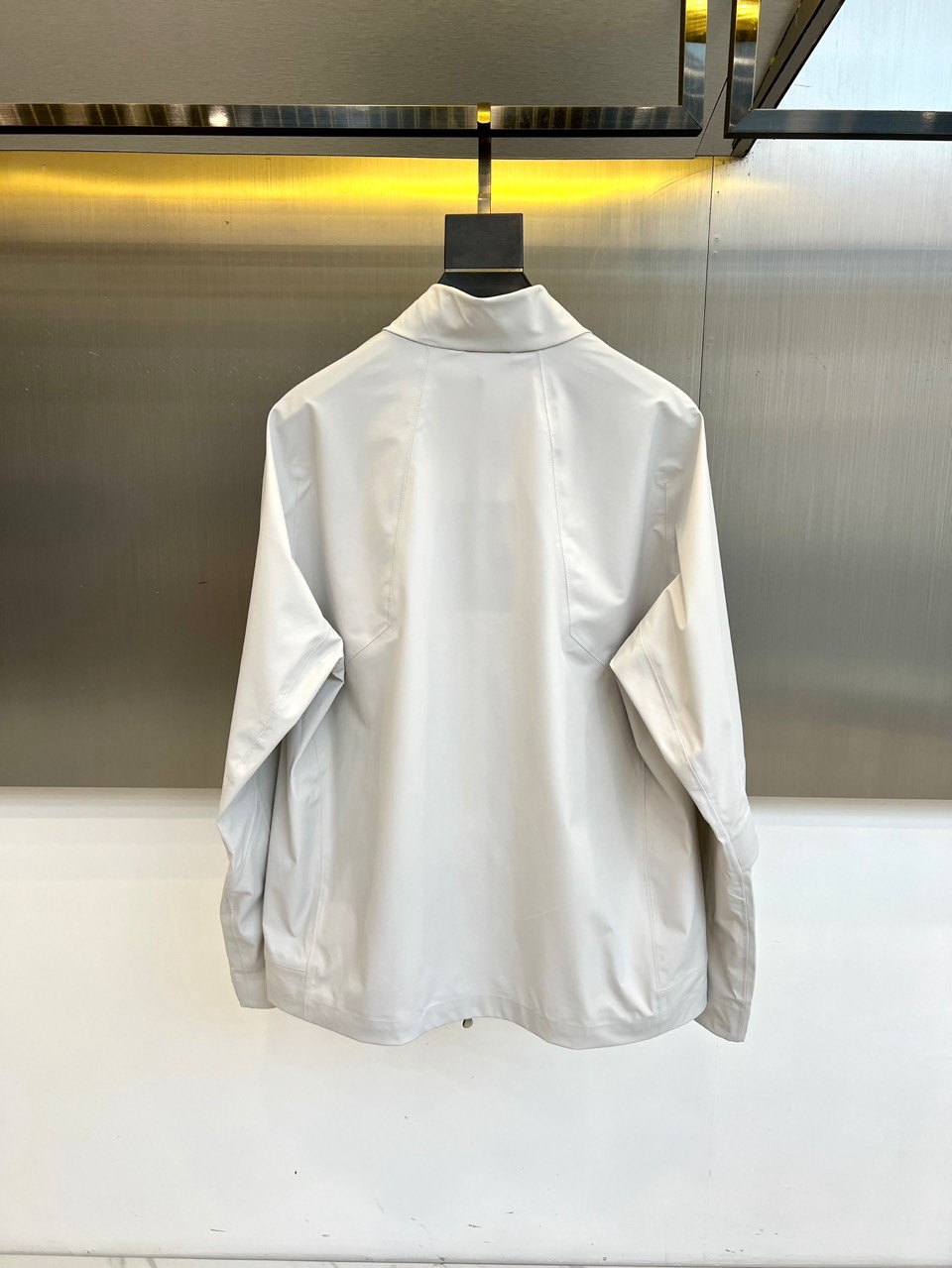 DESCENTE迪桑特、2026春夏新品夹克，以极简廓形重塑都市通勤美学。立领设计利落挺括，全拉链开合便