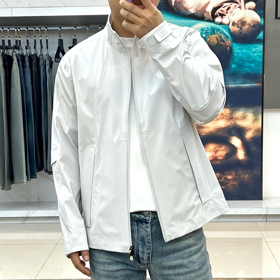 DESCENTE迪桑特、2026春夏新品夹克，以极简廓形重塑都市通勤美学。立领设计利落挺括，全拉链开合便