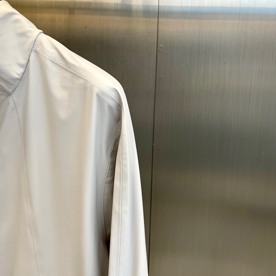 DESCENTE迪桑特、2026春夏新品夹克，以极简廓形重塑都市通勤美学。立领设计利落挺括，全拉链开合便