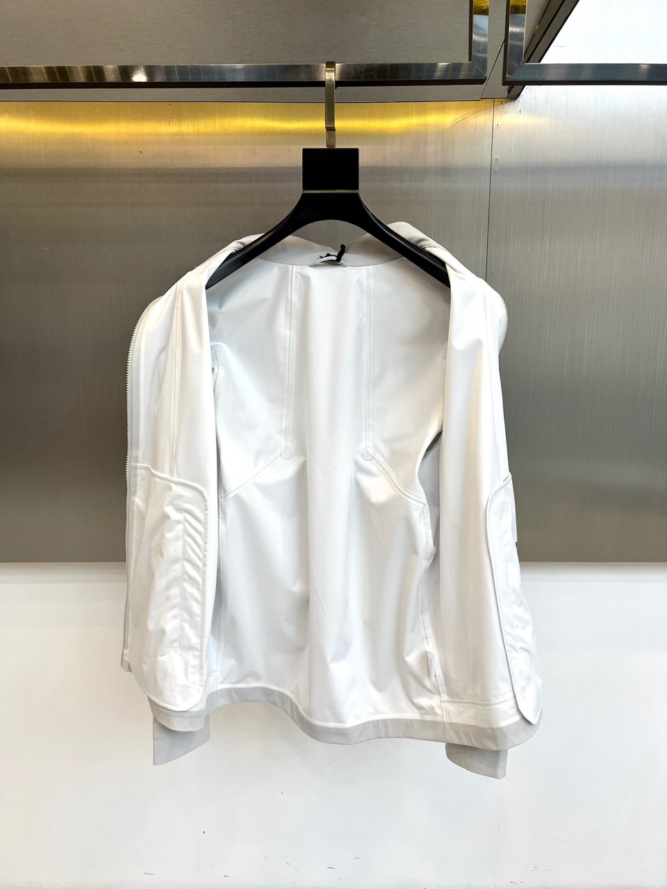 DESCENTE迪桑特、2026春夏新品夹克，以极简廓形重塑都市通勤美学。立领设计利落挺括，全拉链开合便