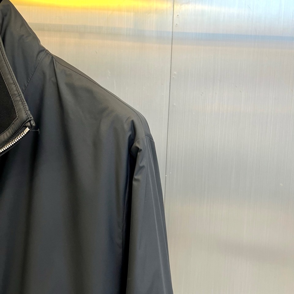 Prad普拉达、2026春夏新品夹克，经典款，立领设计利落有型，全拉链门襟简约大气，修身剪裁贴合身形又不