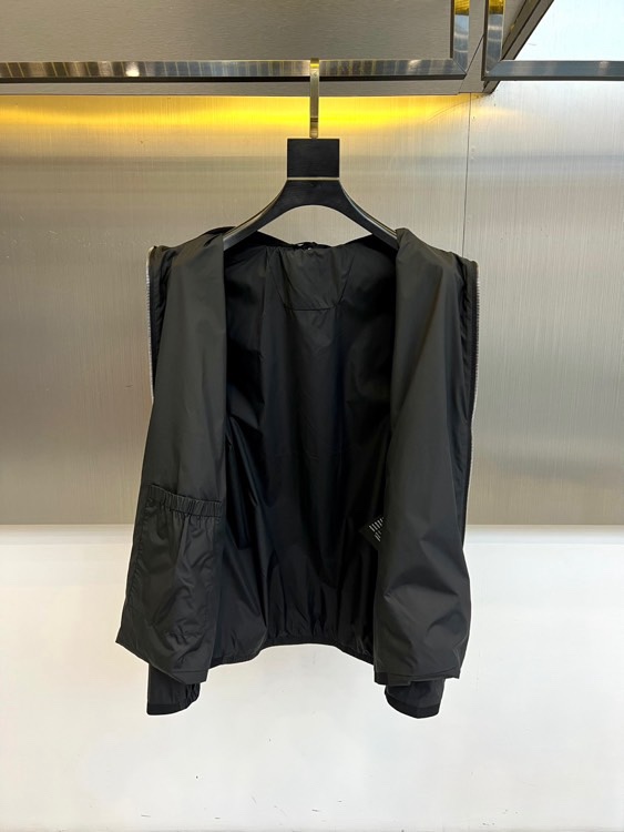 Prad普拉达、2026春夏新品夹克，经典款，立领设计利落有型，全拉链门襟简约大气，修身剪裁贴合身形又不