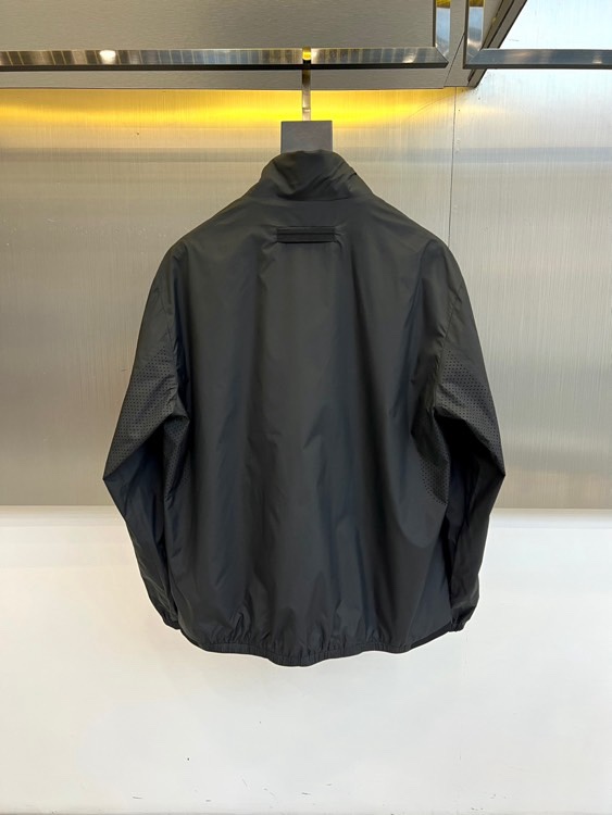 Prad普拉达、2026春夏新品夹克，经典款，立领设计利落有型，全拉链门襟简约大气，修身剪裁贴合身形又不