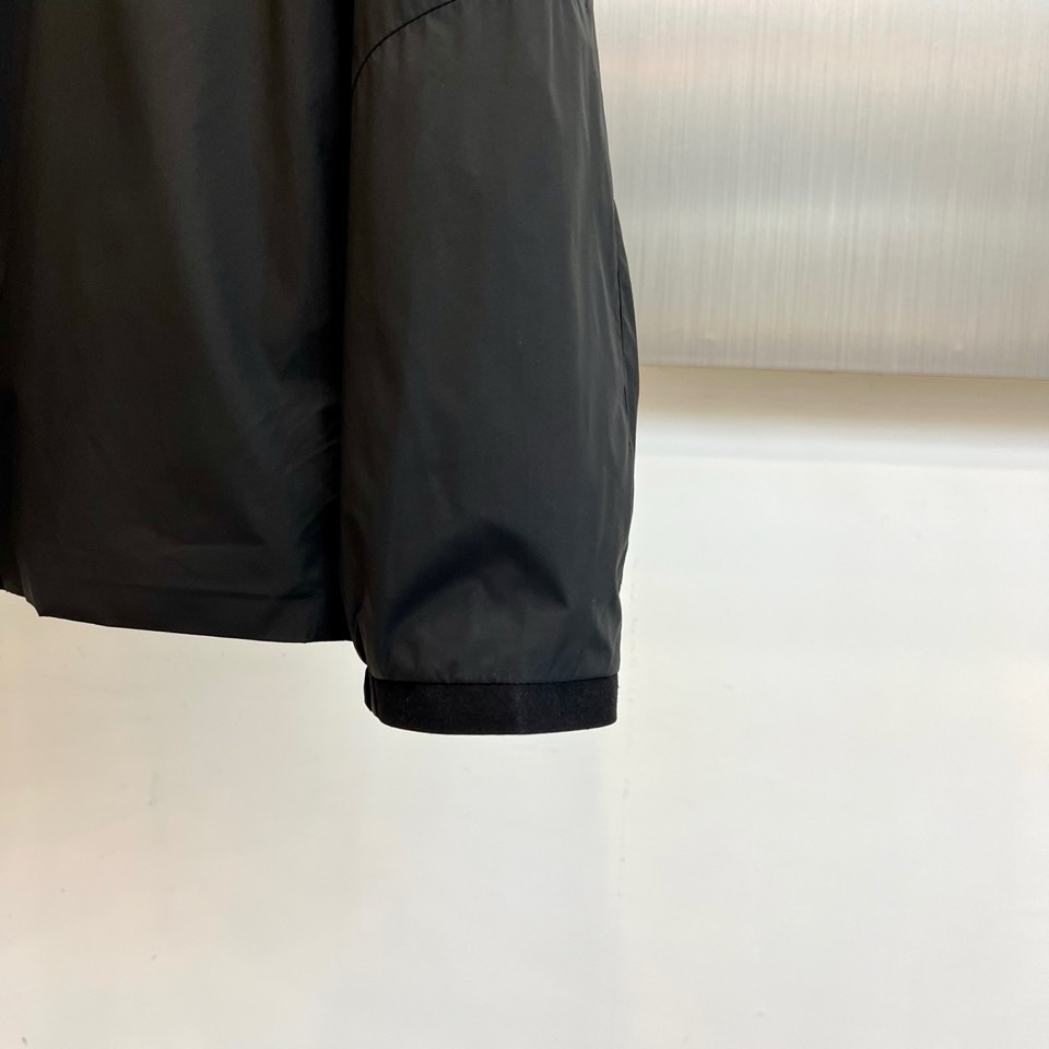 Prad普拉达、2026春夏新品夹克，经典款，立领设计利落有型，全拉链门襟简约大气，修身剪裁贴合身形又不