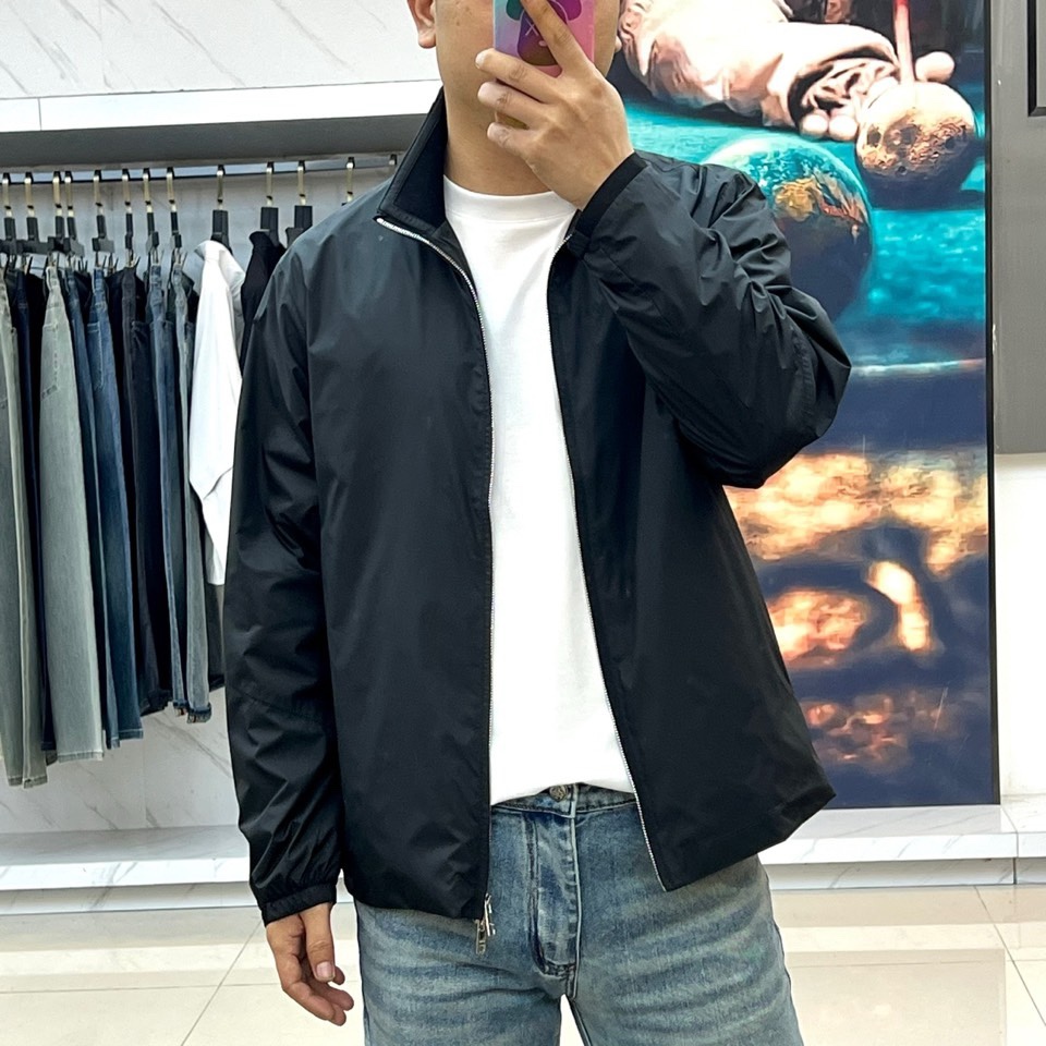 Prad普拉达、2026春夏新品夹克，经典款，立领设计利落有型，全拉链门襟简约大气，修身剪裁贴合身形又不