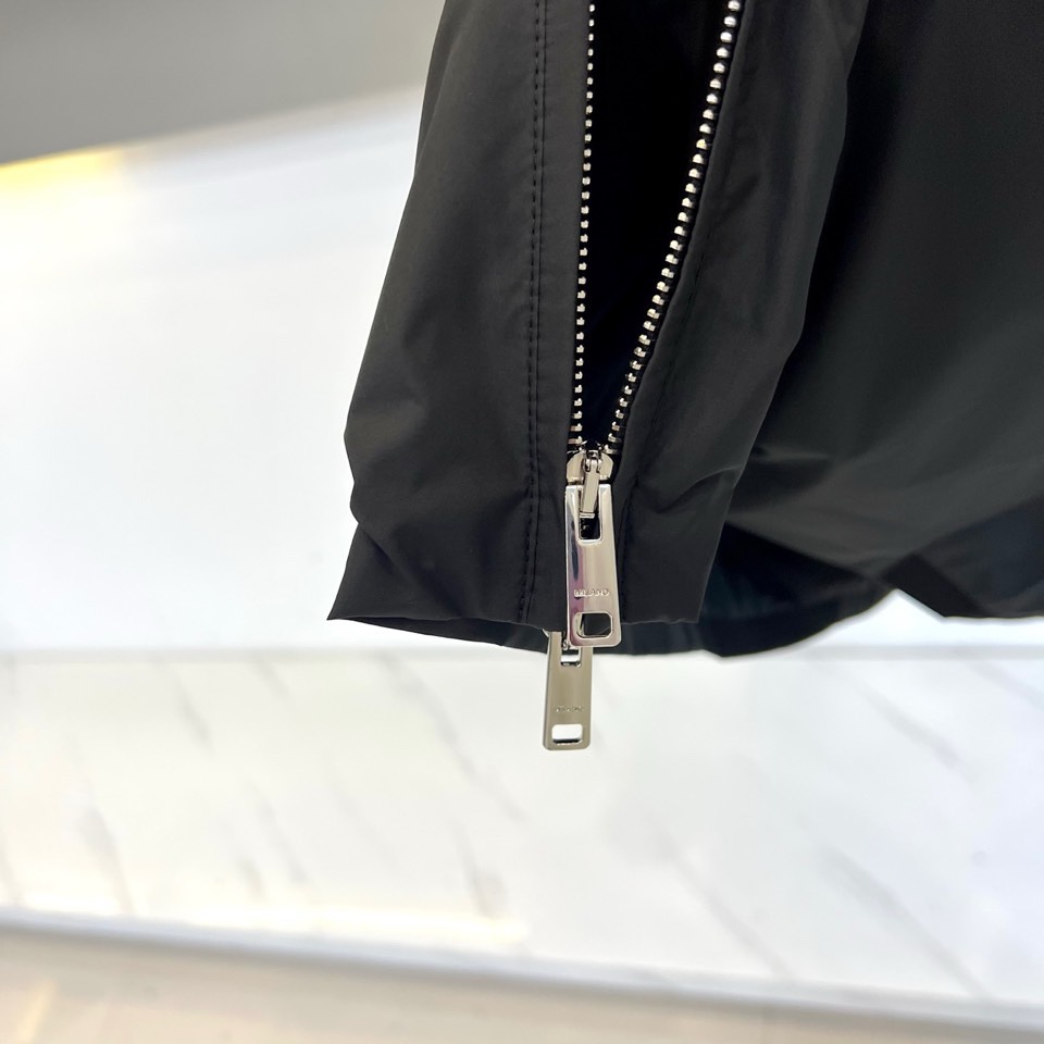 Prad普拉达、2026春夏新品夹克，经典款，立领设计利落有型，全拉链门襟简约大气，修身剪裁贴合身形又不
