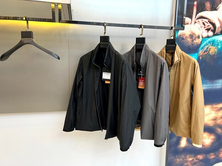 Prad普拉达、2026春夏新品夹克，经典款，立领设计利落有型，全拉链门襟简约大气，修身剪裁贴合身形又不