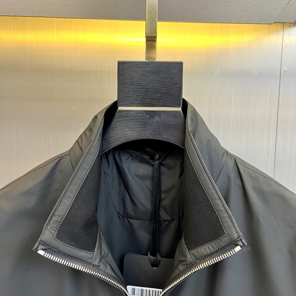 Prad普拉达、2026春夏新品夹克，经典款，立领设计利落有型，全拉链门襟简约大气，修身剪裁贴合身形又不